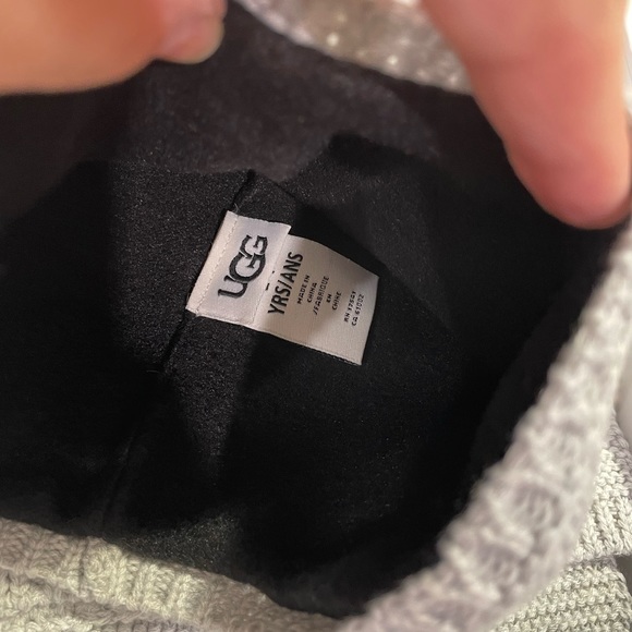 UGG Hat & Scarf Set - Picture 4 of 6